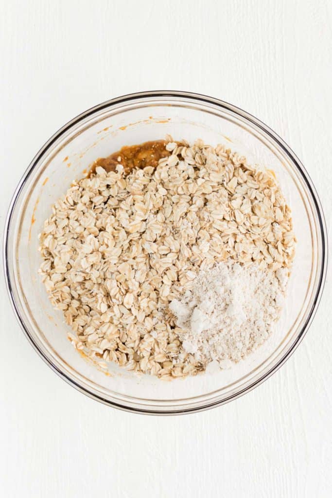 rolled oats and oat flour inside a glass bowl