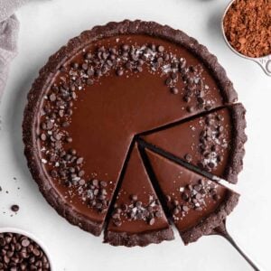 slicing a no-bake vegan chocolate tart