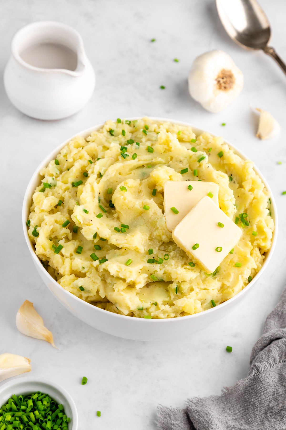 vegan garlic mashed potatoes with chives